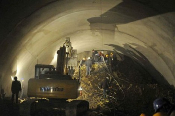 Hindistanda QORXUNC QƏZA : tunel çökdü, ölənlər var