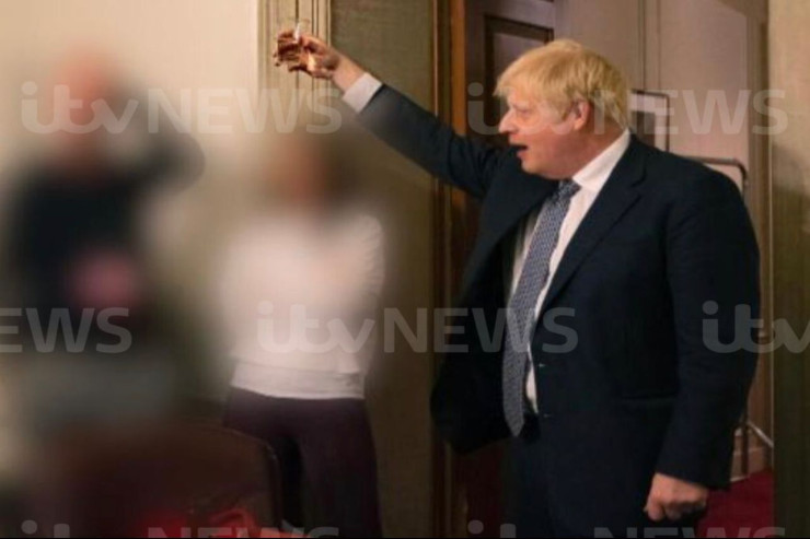 Boris Conson karantin QAYDALARINI POZDU  - FOTO 