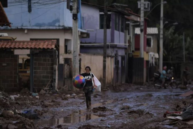 Torpaq sürüşməsi 30 nəfərin həyatına son qoydu
