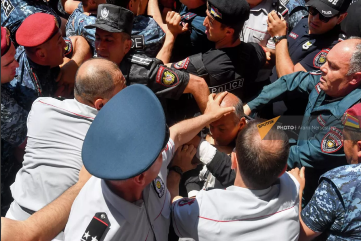 İrəvanda DAVA: polis  müxalifətçi deputatı sürüdü 