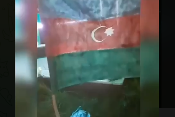 Zəfər günü ilə bağlı Güneydə Azərbaycan bayrağı  qaldırıldı - VİDEO 