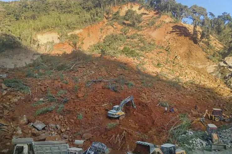 Karxanada  uçqun:   12 nəfər torpaq altında qaldı
