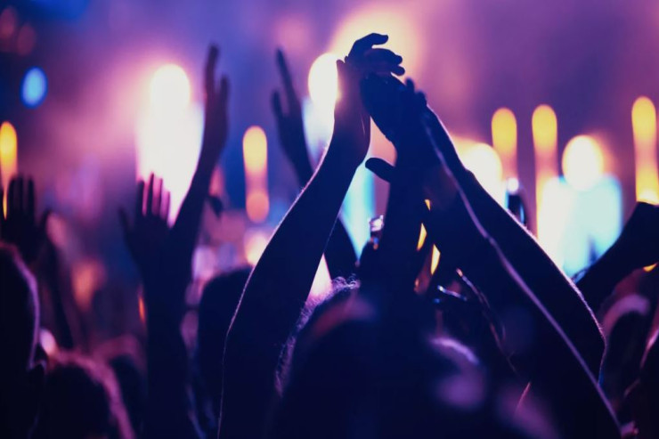 Məşhur müğənni səhnəyə çıxmaqdan imtina etdi - KONSERT LƏĞV EDİLDİ  - FOTO 