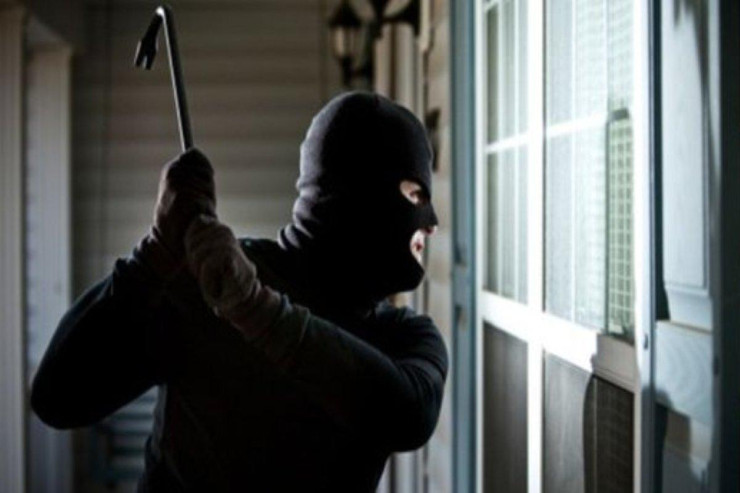 Bakıda "poçtalyonlar" evə basqın etdi: 100 minlik QULDURLUQ 