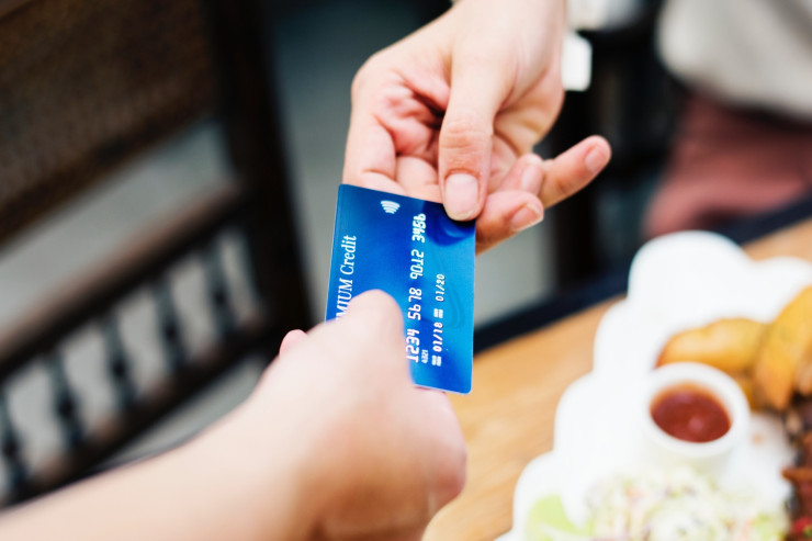 Avtobusda bank kartı oğurlayıb alış-veriş etdi