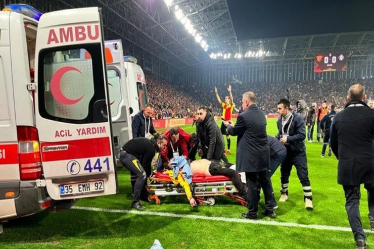 Türkiyədə futbol meydanında RƏZALƏT: Azarkeş qapıçını  bayraq dirəyi ilə döydü  -  VİDEO 