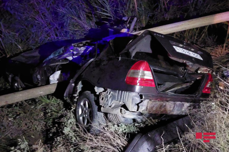 Maşın qaz xəttinə ÇIRPILDI:  Ölən  var 