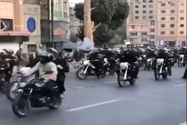 Tehrandan VAHİMƏLİ VİDEO:  Polis yoldan keçənlərə atəş açır