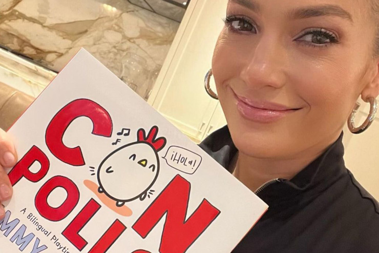 Cennifer Lopez ilk ikidilli  kitabını nəşr   etdi