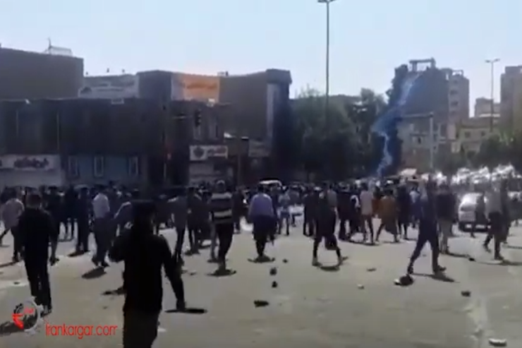 İranda etirazçılardan MÜQAVİMƏT:  xüsusi təyinatlılar belə qaçdı - VİDEO 
