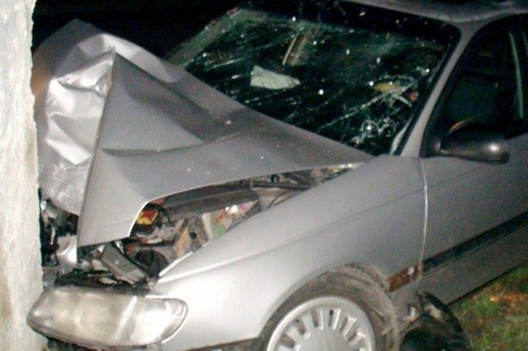 Avtomobil beton piltələrə  çırpıldı: ÖLƏN VAR