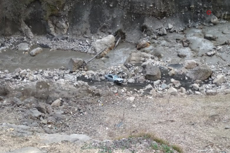 Qubada maşın dərəyə AŞDI:  Sərinişin ÖLDÜ 