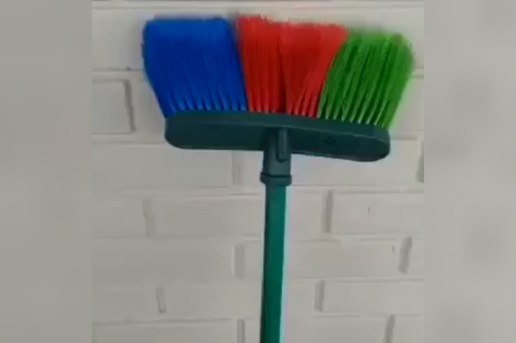 Bayraq rəngində süpürgə satan mağaza İFŞA EDİLDİ 