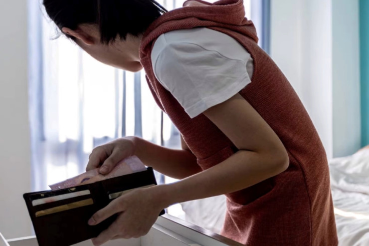 Nənəsinin pullarını oğurlayıb sinif yoldaşlarına  payladı