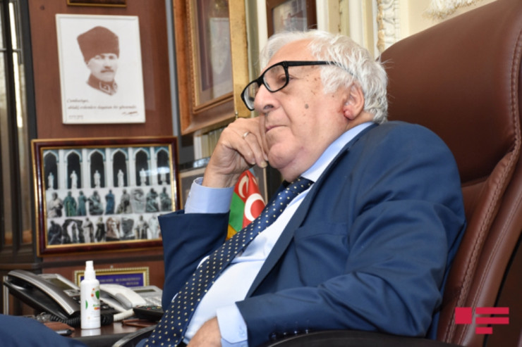 84 yaşlı Anar yenidən sədr seçildi