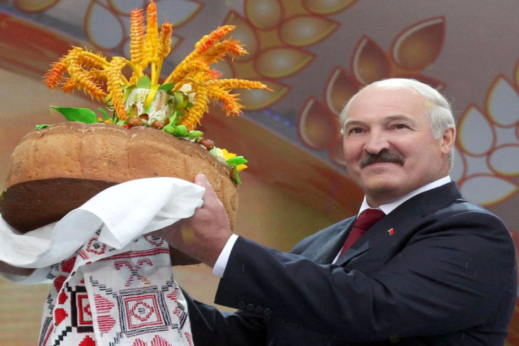  Lukaşenkonun qarderobu:   O, yalnız Belarus paltarı geyinir?