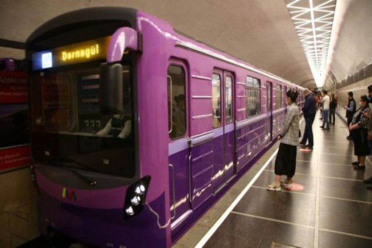 Metroda qatarda NASAZLIQ  yarandı