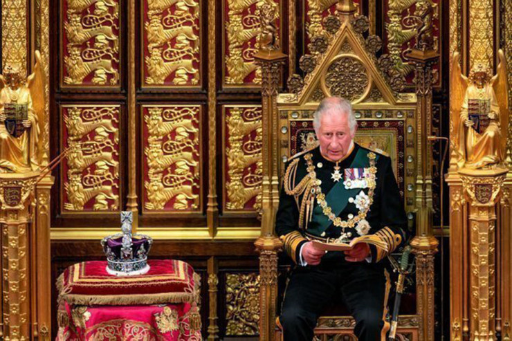 III Çarlz rəsmən Böyük Britaniyanın KRALI elan edildi 