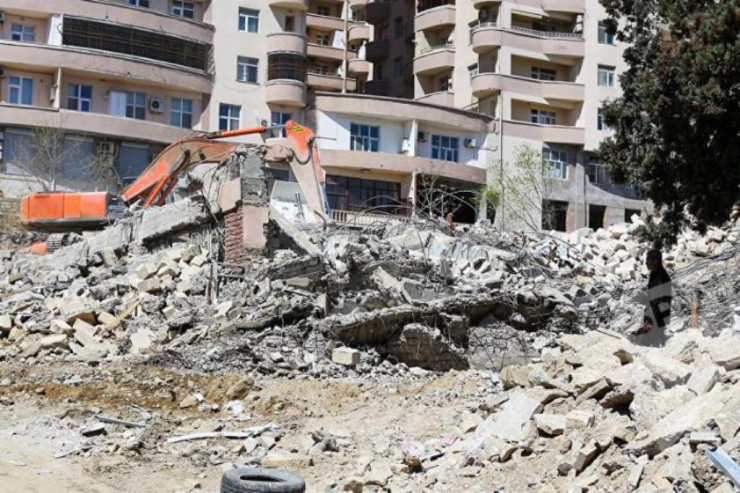 Bakıda yaşayış binasını sökən iş adamına cinayət işi  AÇILDI 