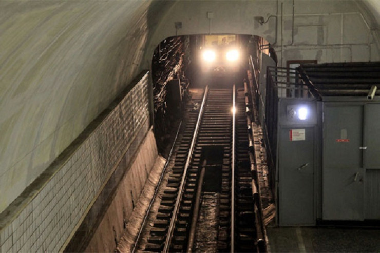 Metroda kişi özünü  qatar yoluna atdı   və...