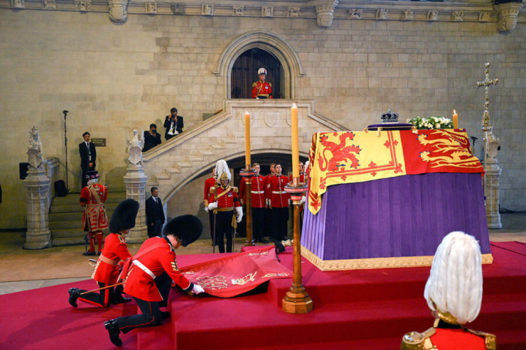 II Elizabetin tabutuna yaxınlaşmağa cəhd göstərdi 