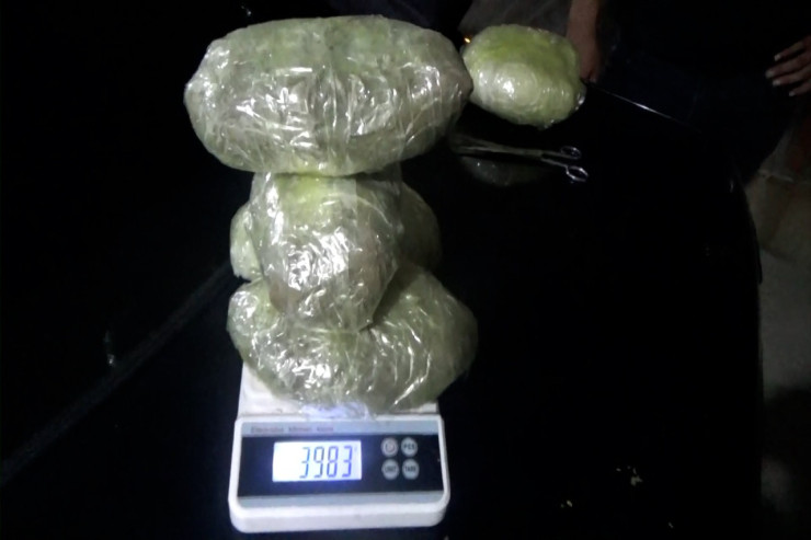 Müştərilərə narkotik daşıyan taksi sürücüsü TUTULDU  - VİDEO 