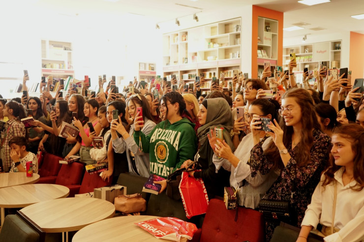 “LIBRAFF” mağazasında Beyza Alkoçun imza günü 7 saat   davam edib