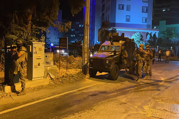 Türkiyədə polis yataqxanasına basqın – 2 YARALI  
