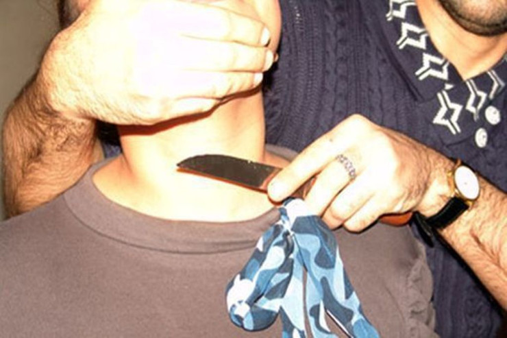 Bakıda kişinin  boğazını kəsib   qaçdılar