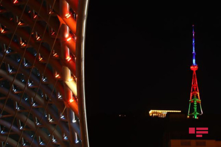 Tbilisi teleqülləsi Azərbaycan bayrağı   rəngində