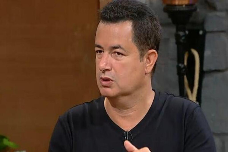 Acun Ilıcalı  ağzını açıb gözlərini yumdu