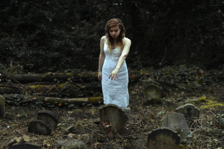 Qadın  məzardan insan səsi   eşitdi və...