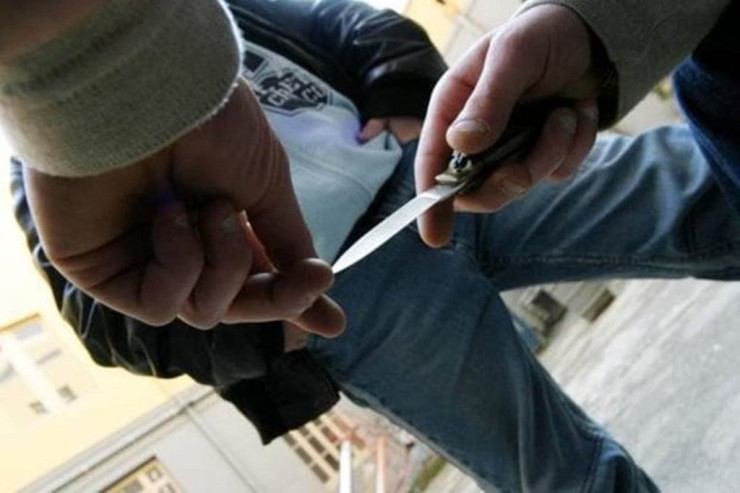 Çay evində DAVA:  1 nəfər bıçaqlandı