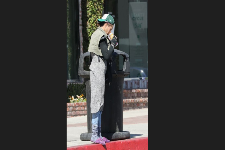 Keçmiş model zibillikdə yemək axtarır - FOTO 