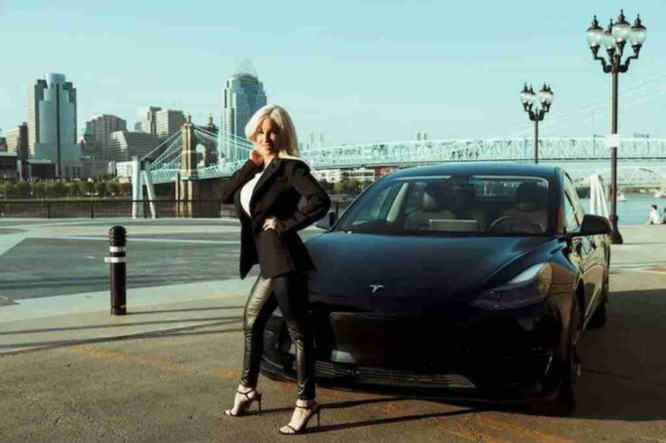 Playboy ulduzu  “Uber” sürücüsü   oldu - FOTO 