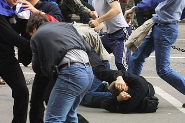 Buzovnada  KÜTLƏVi DAVA:  Ana və 2 oğlu döyüldü