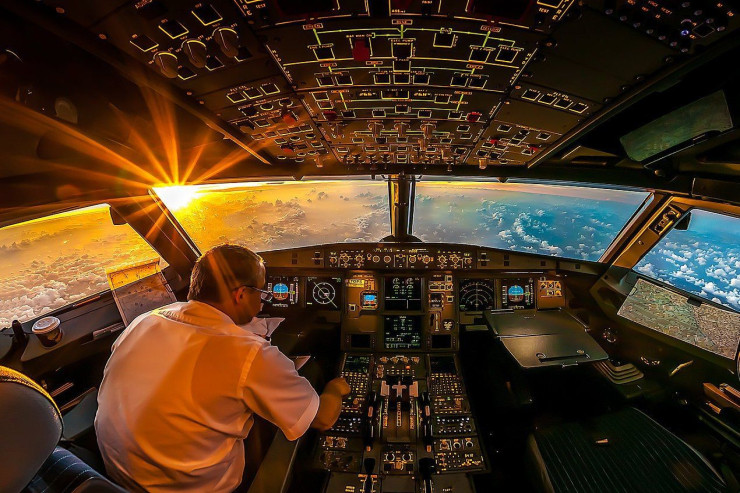 271 sərnişin daşıyan təyyarənin pilotu uçuş zamanı öldü