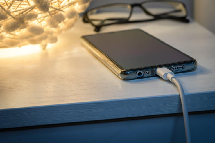 DİQQƏT!  Smartfonu bu cür şarj etməyin