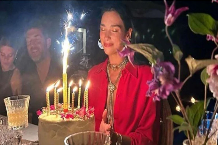 Məşhur müğənni özündən  14 yaş böyük   sevgilisi ilə fotosunu yayımladı