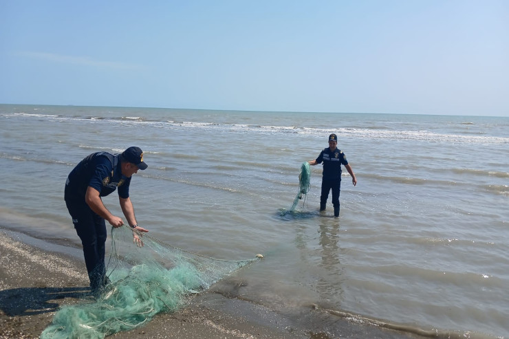 Xəzərə atılmış nəhəng tor məhv edildi - VİDEO 