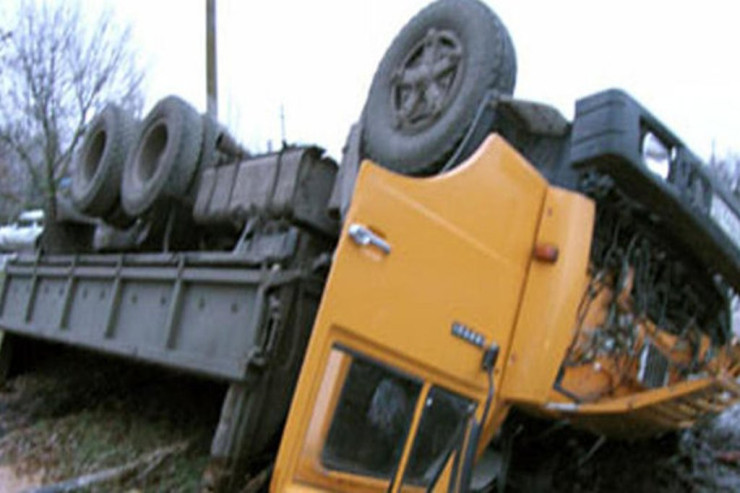 "KaMAZ" körpüdən aşdı, sürücü öldü 