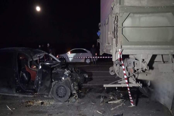 Avtomobil yük maşını ilə toqquşdu, ölənlər var 