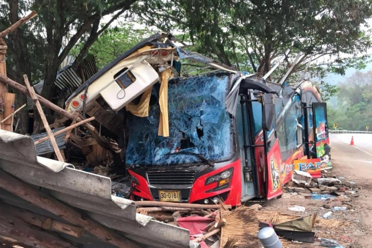 Avtobus ağaca çırpıldı: 14 ÖLÜ 
