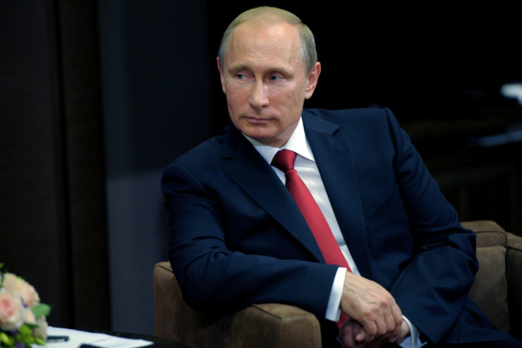 Putin anasının onu  küncdə saxlamasından   danışıb