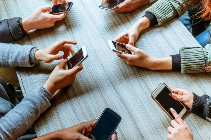 Məktəblərdə  smartfonlardan istifadə   QADAĞAN edildi