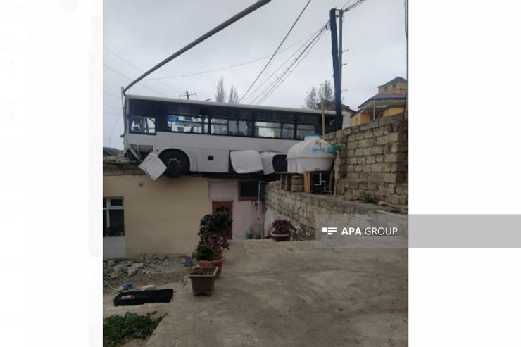Bakıda avtobus  evin damına   çıxdı -  VİDEO 