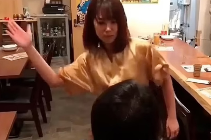 Bu barda ofsiantlar müştərilərə  SİLLƏ VURUR  - Ödənişli