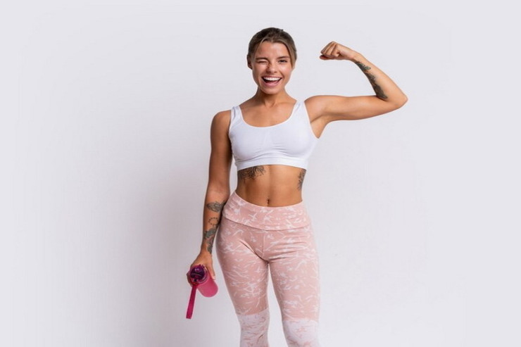 6 gün çılpaq gəzən qız nələr dedi?  - FOTO 