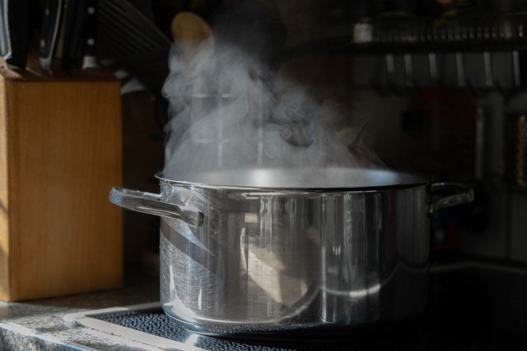 "İçmə" deyən arvadını qazanla döydü 