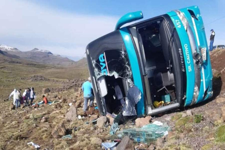Avtobus aşdı, beş nəfər öldü